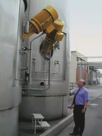 Ytron-Y Leitstrahlmischer seitlich eingebaut im großen Tankbehälter
